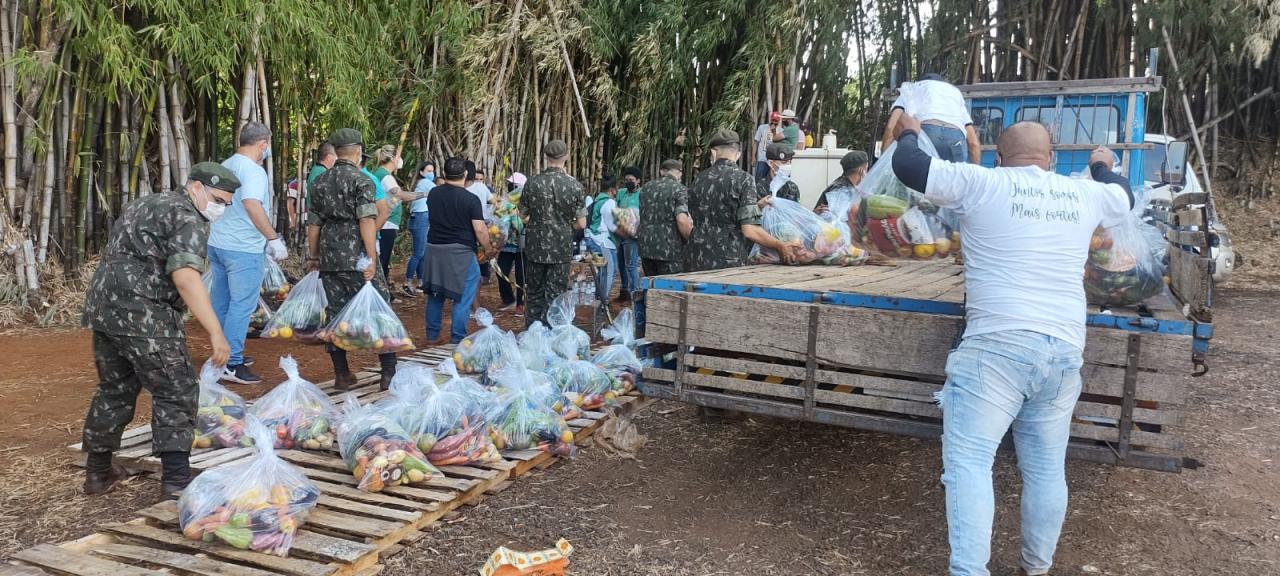 Foto 5 de 24 — Mais de 14 mil cestas com alimentos já foram doadas na Ceagesp em Araraquara